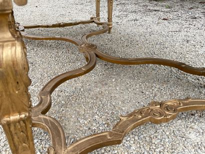 Grande table de bibliothèque en bois sculpté...