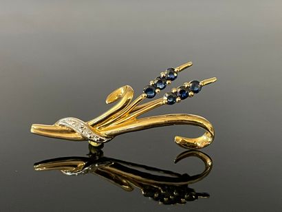 Broche en or sertie de saphirs.

L: 5 cm

3.98...