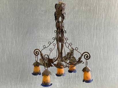 DEGUÉ: Grand lustre en fer forgé à cinq tulipes...