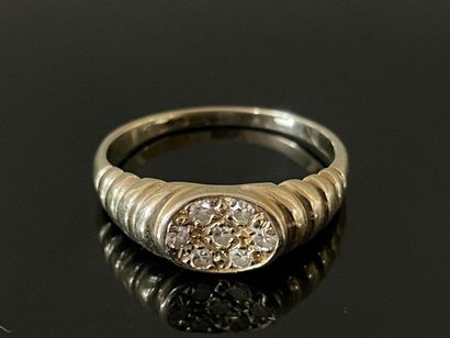 Bague en or gris 750°/00, sertie de petits...