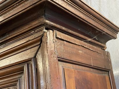 Armoire en bois fruitier mouluré et sculpté,...