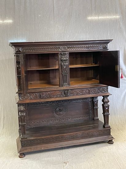 Cabinet en bois sculpté et mouluré ouvrant...