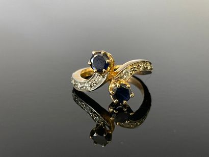 Bague en or 750°/00 sertie de deux saphirs,...