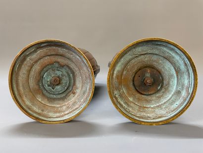 Paire de vases couverts fuseaux sur piedouche,...