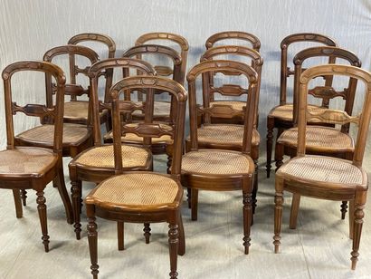 Suite de douze chaises cannées en noyer,...