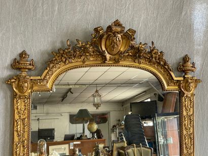 Grand miroir cadre en bois et stuc doré.

Napoléon...