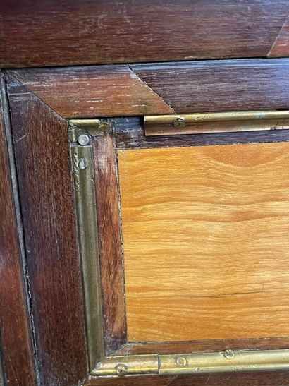 Paire de commodes étroites en placage de...