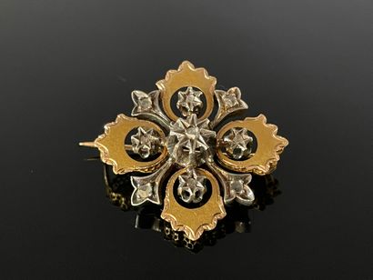 Petite broche en or , sertie de petits diamants...