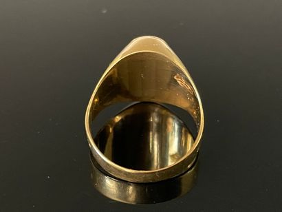 Bague chevalière monogramée S.P. en or 750°/00.

TDD...