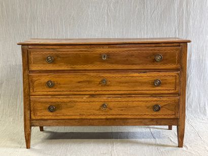 Commode en noyer , les trois tiroirs soulignés...