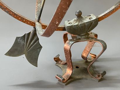 Sphère armillaire en cuivre , sur pied en...