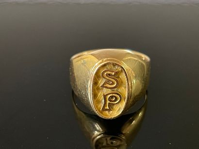 Bague chevalière monogramée S.P. en or 750°/00.

TDD...