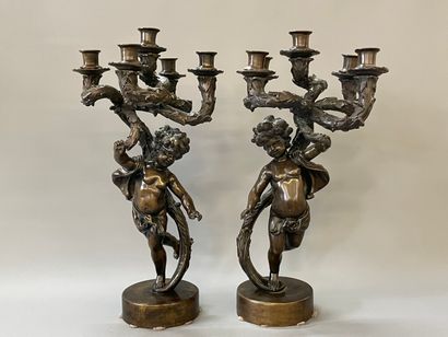Paire de grands candélabres en bronze patiné...
