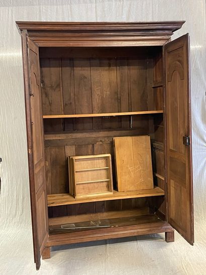 Armoire en bois fruitier mouluré et sculpté,...