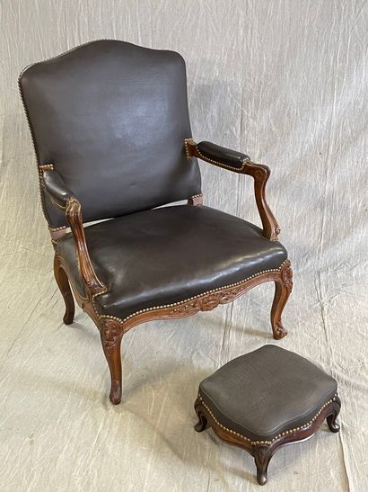 Large fauteuil et repose pied, dossier à...