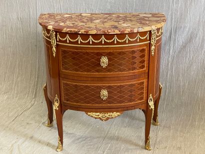Commode demi-lune en marqueterie et bronzes.

Style...