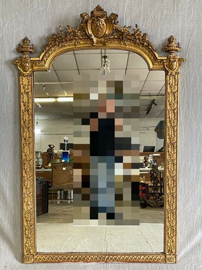 Grand miroir cadre en bois et stuc doré.

Napoléon...