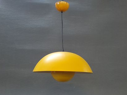 Suspension en métal laqué jaune intérieur...