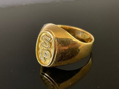 Bague chevalière monogramée S.P. en or 750°/00.

TDD...