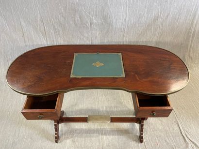 Table écritoire en acajou de forme rognon.

XIX°...