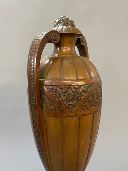 Paire de vases couverts fuseaux sur piedouche,...