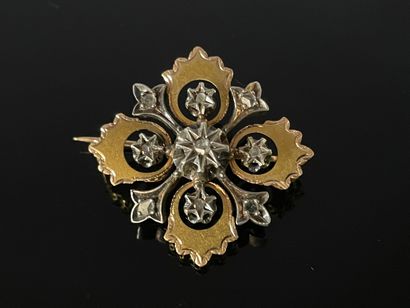 Petite broche en or , sertie de petits diamants...