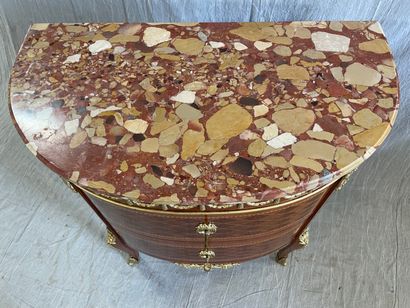 Commode demi-lune en marqueterie et bronzes.

Style...