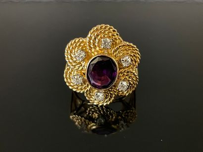 Bague en or, plateau figurant une fleurs...