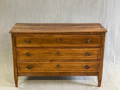Commode en noyer , les trois tiroirs soulignés...