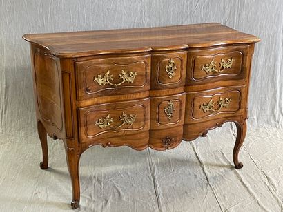Commode sauteuse en noyer mouluré, façade...