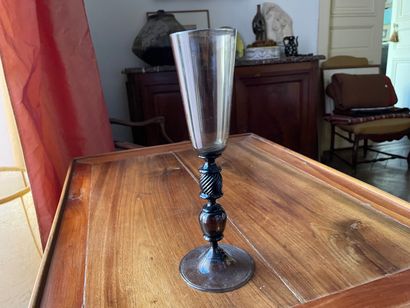 Grand verre sur piedouche en verre fumé....