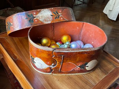 Grande boite danoise en bois courbé et peint.

20...