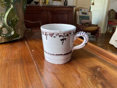 Grande tasse en faience XVIII°

H: 10,5 ...