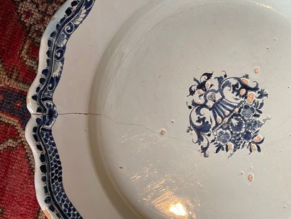 Grand plat en faience à décor de panier fleuri,...