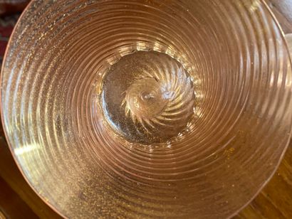 Collection de trois verres roses et paillons...