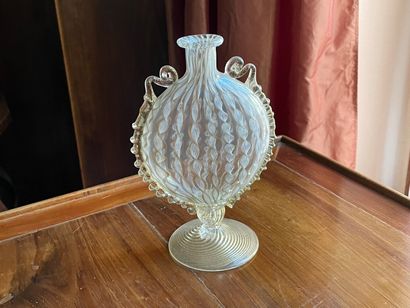 Vase lenticulaire sur piedouche, en verre...