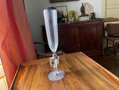 Grand verre de Murano , le pied bleu et or...