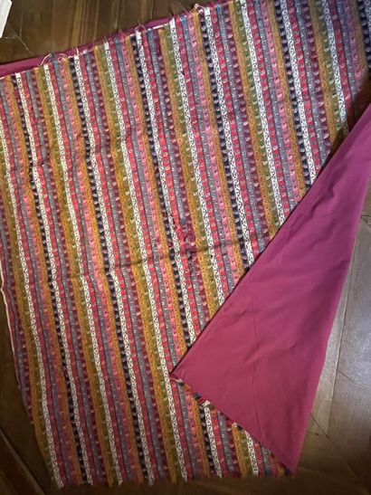 Tissu indien ancien, doublure moderne.

116...