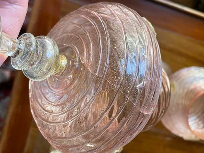 Collection de trois verres roses et paillons...