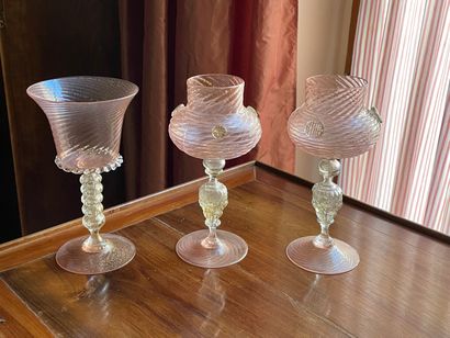 Collection de trois verres roses et paillons...