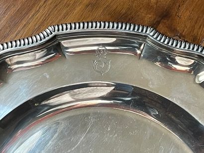 FOUQUET-LAPART: Plat rond en argent, contour...