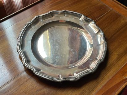 FOUQUET-LAPART: Plat rond en argent, contour...