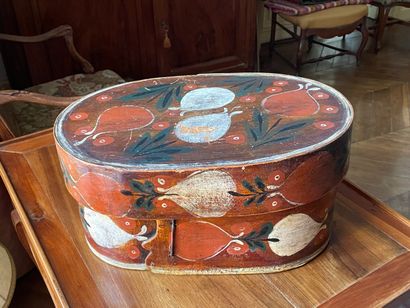 Grande boite danoise en bois courbé et peint.

20...