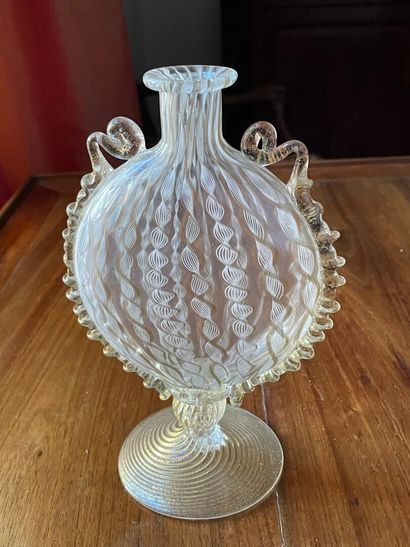 Vase lenticulaire sur piedouche, en verre...