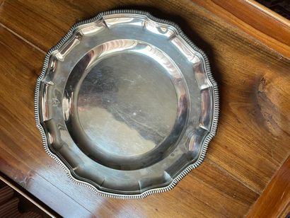 FOUQUET-LAPART: Plat rond en argent, contour...