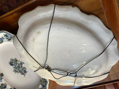 MOUSTIERS:

Deux Plats ovales en faience...