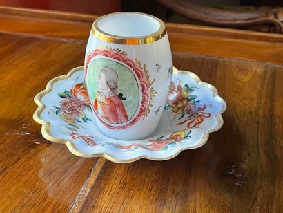 Tasse en verre opalin peint d'un profil d'homme...