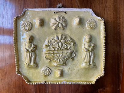 Plaque en faience émaillée à décor de panier...