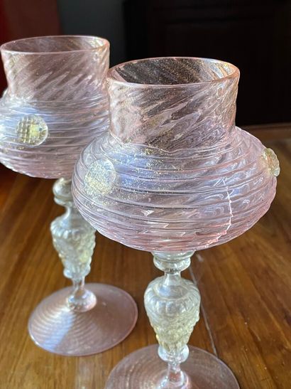 Collection de trois verres roses et paillons...