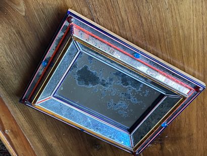 Petit miroir venitien, à parecloses de verre...